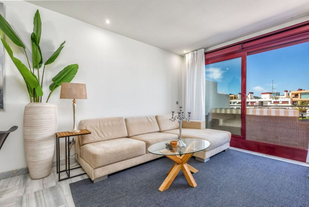 3 Bedroom Penthouse in Estepona - Photo 2