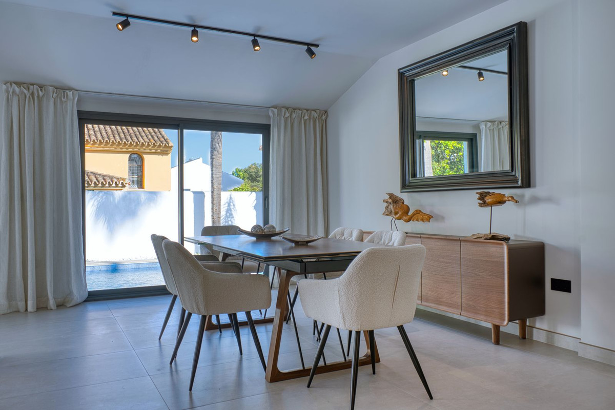5 Bedroom Villa in Marbella - Photo 4
