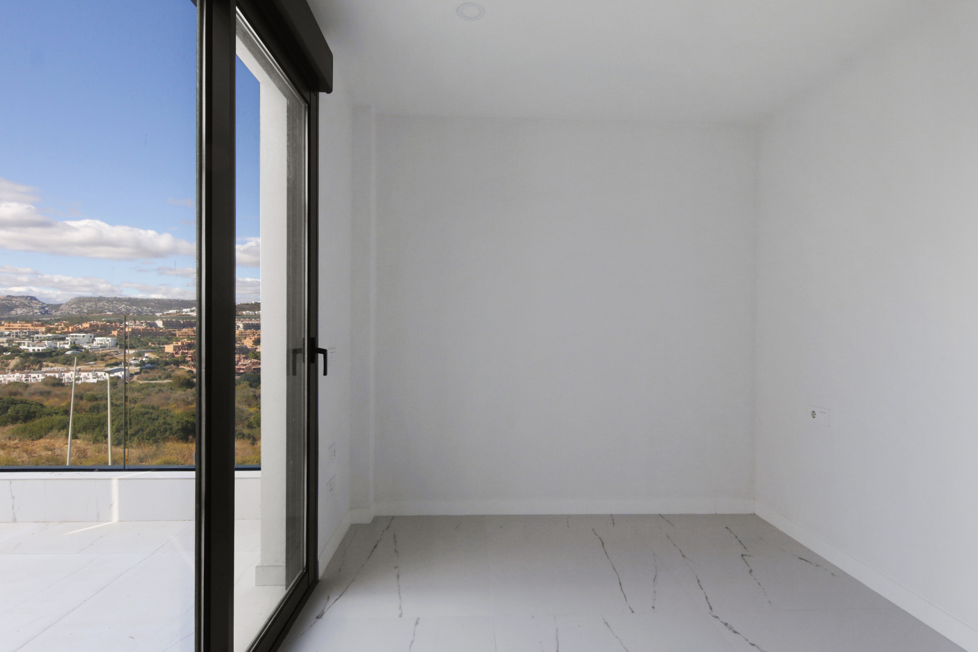 3 Bedroom Apartment in Estepona - Photo 17