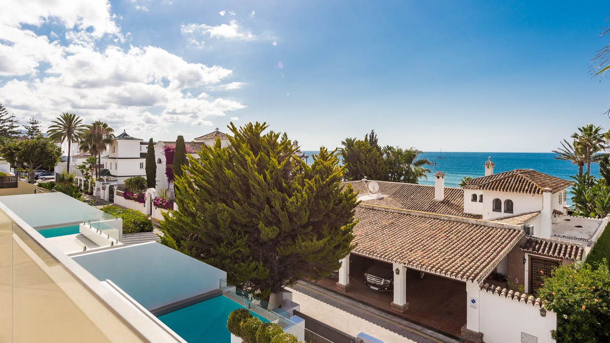4 Bedroom Villa in Marbella - Photo 19