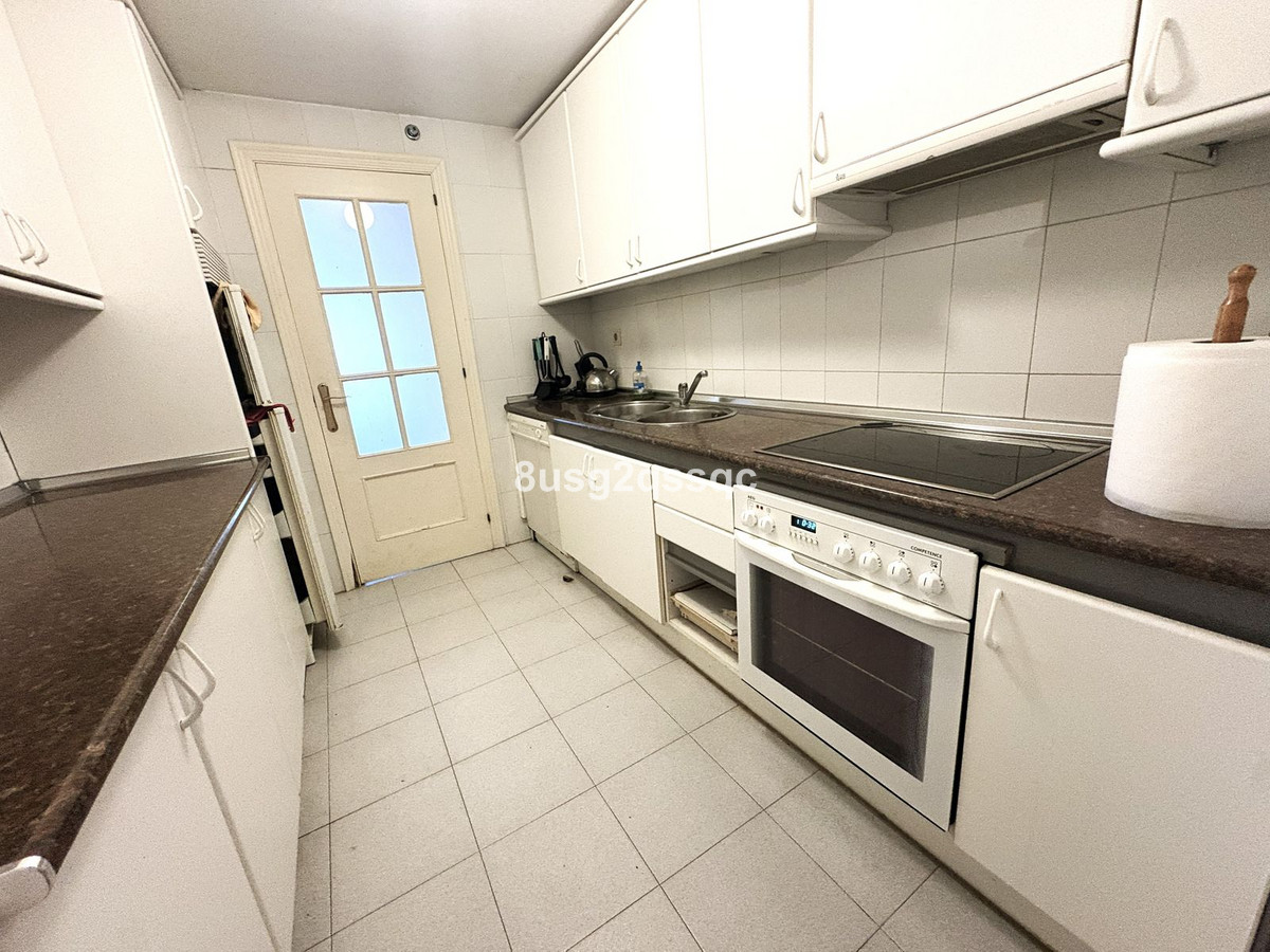 3 Bedroom Apartment in Estepona - Photo 10