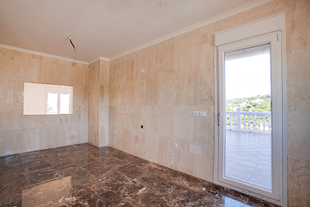 4 Bedroom Villa in Estepona - Photo 7
