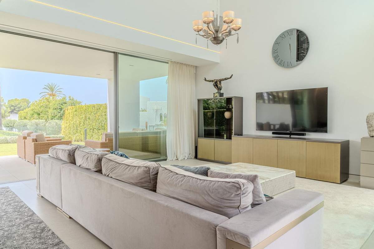 4 Bedroom Villa in Marbella - Photo 12