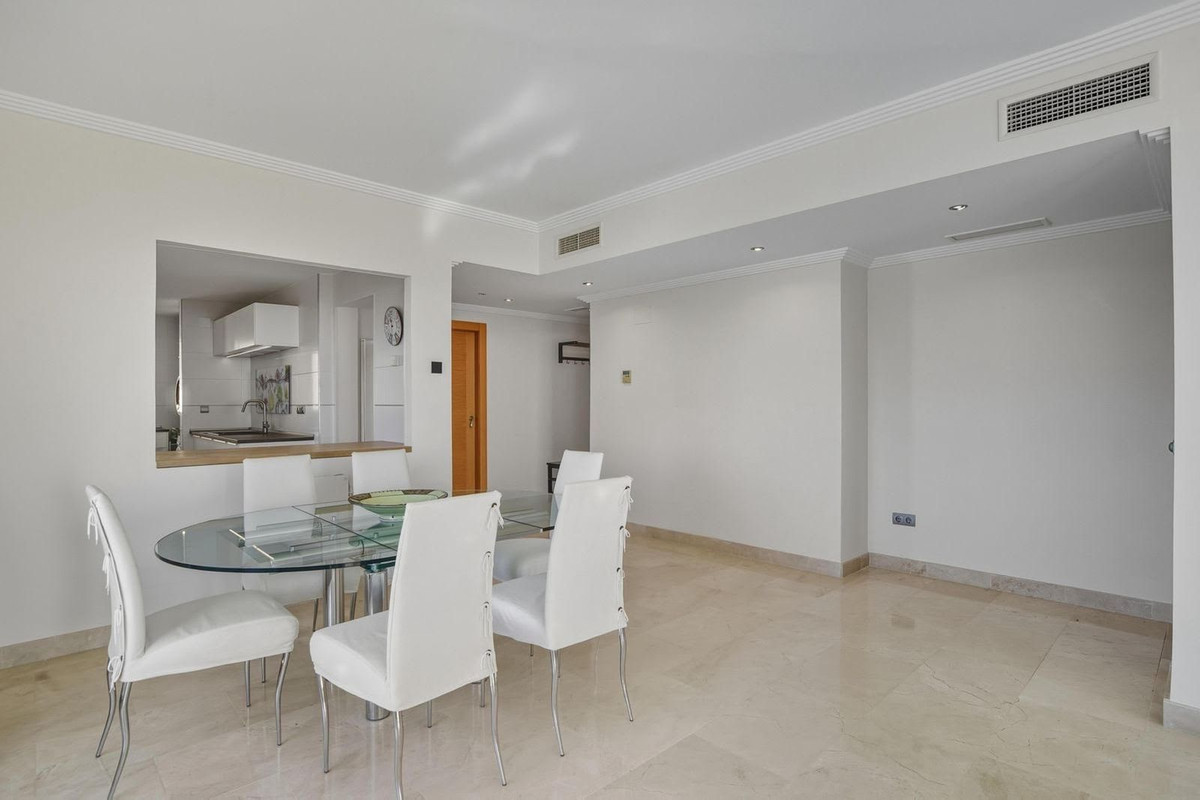 2 Bedroom Penthouse in Benahavís - Photo 4