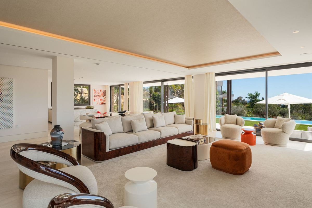 5 Bedroom Villa in Marbella - Photo 7