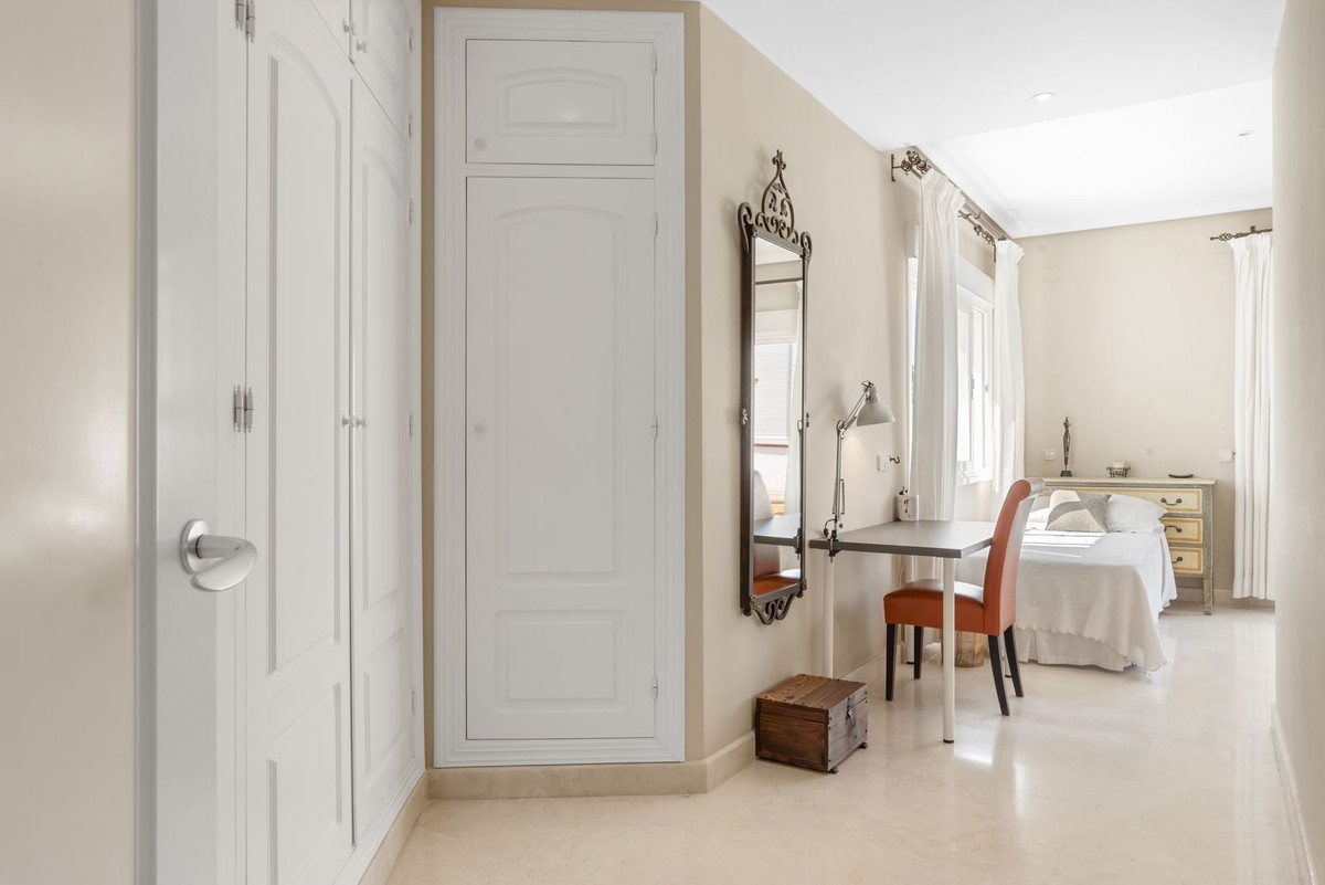 6 Bedroom Villa in Estepona - Photo 9