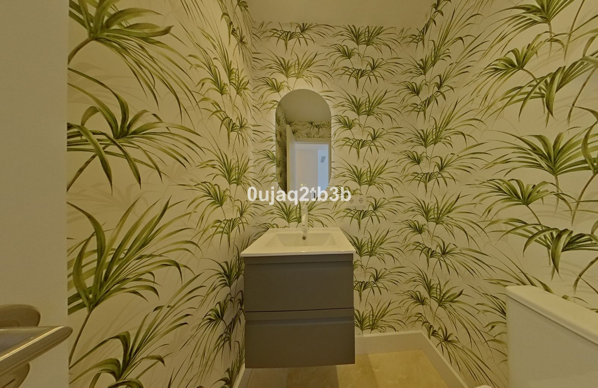 3 Bedroom Apartment in Marbella - Photo 2
