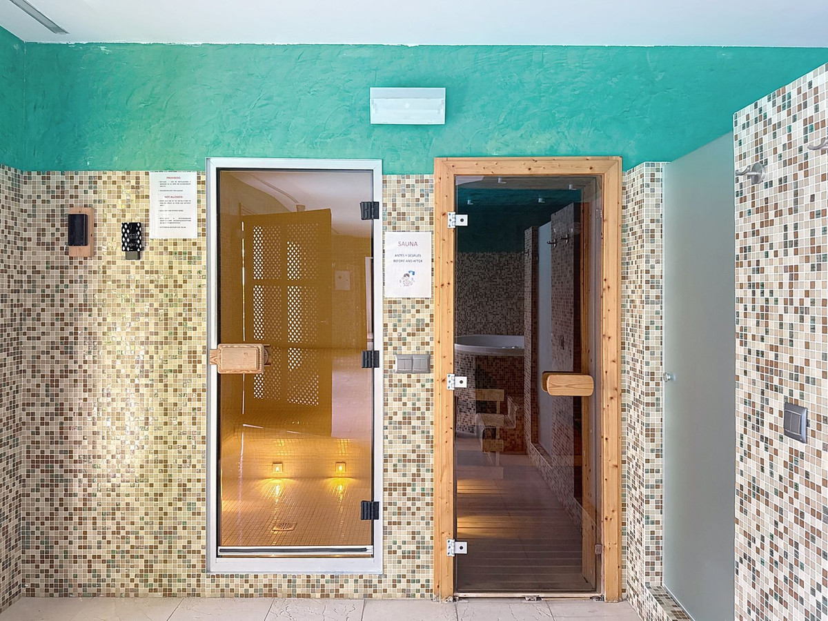 2 Bedroom Apartment in Estepona - Photo 28