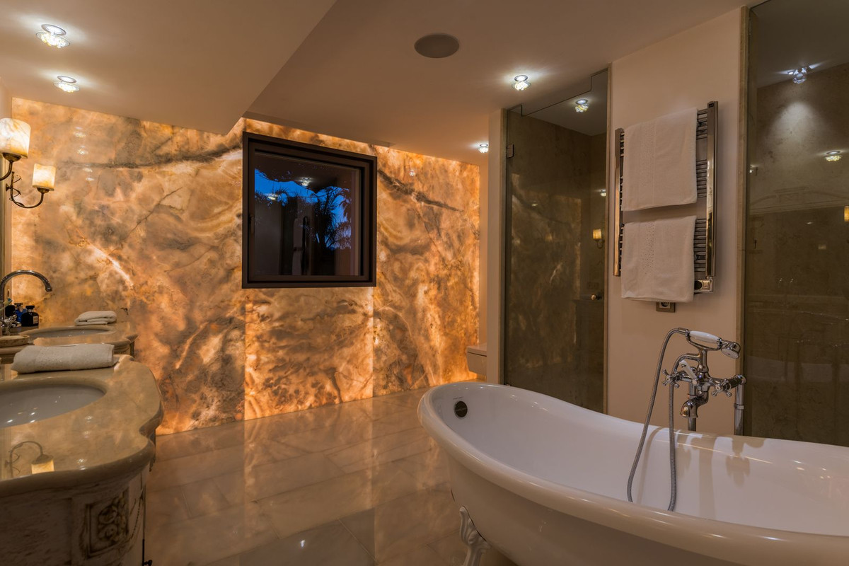 6 Bedroom Villa in Marbella - Photo 8