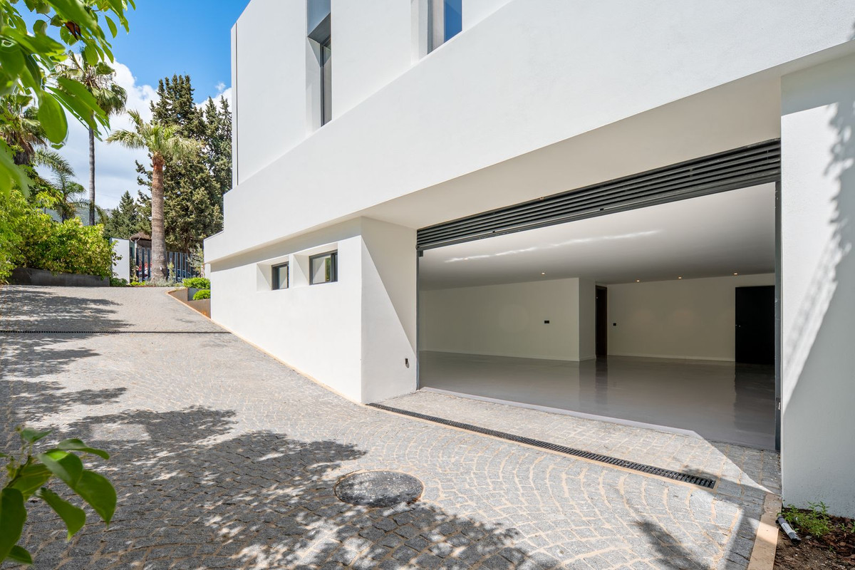 6 Bedroom Villa in Marbella - Photo 46