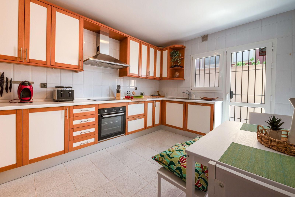 4 Bedroom Villa in Marbella - Photo 8