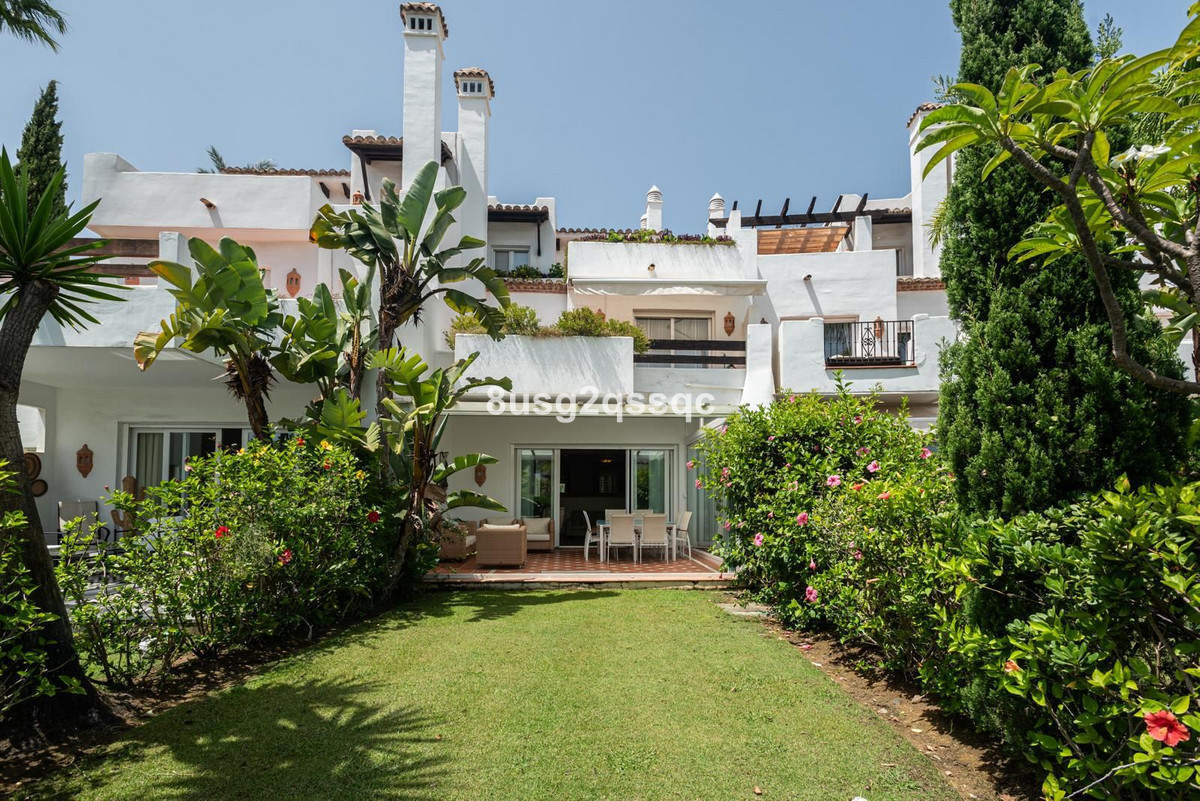 4 Bedroom Villa in Estepona - Photo 2