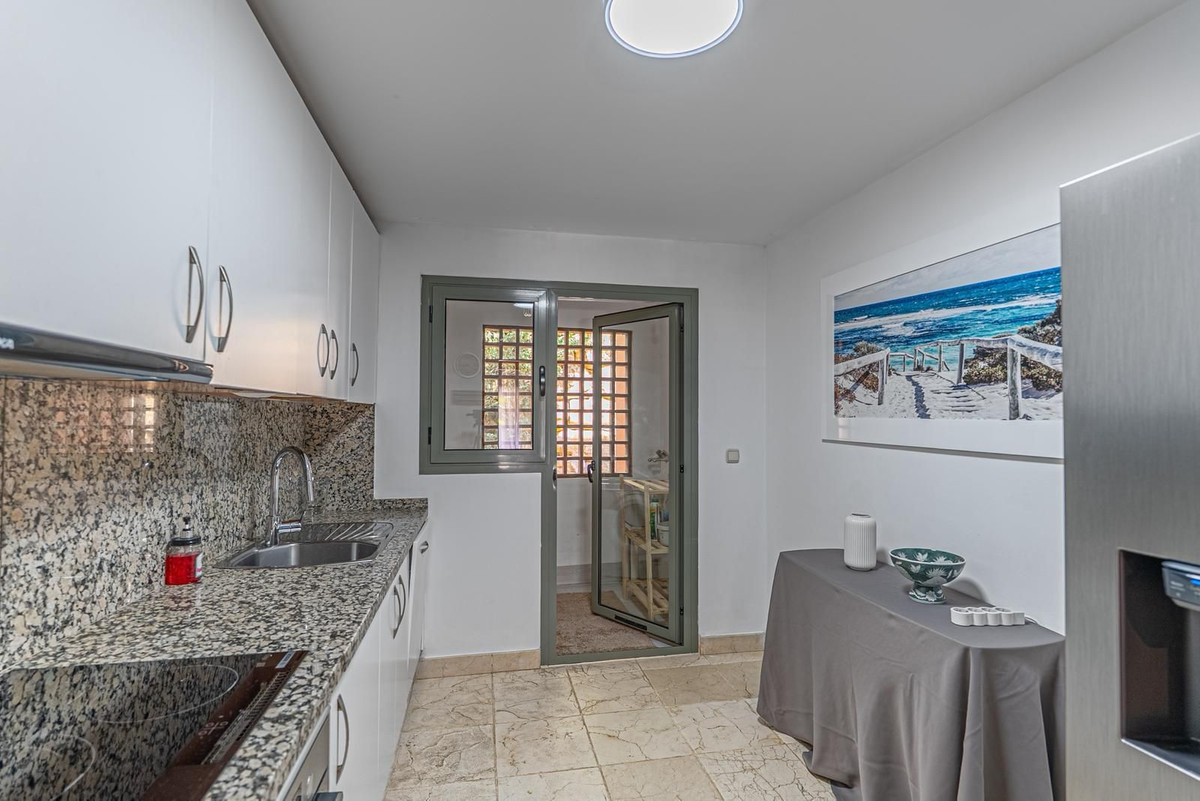 3 Bedroom Apartment in Estepona - Photo 10