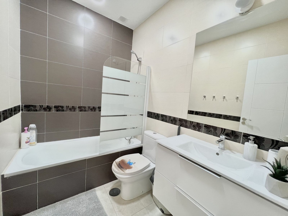 15 Bedroom Apartment in Málaga - Photo 33