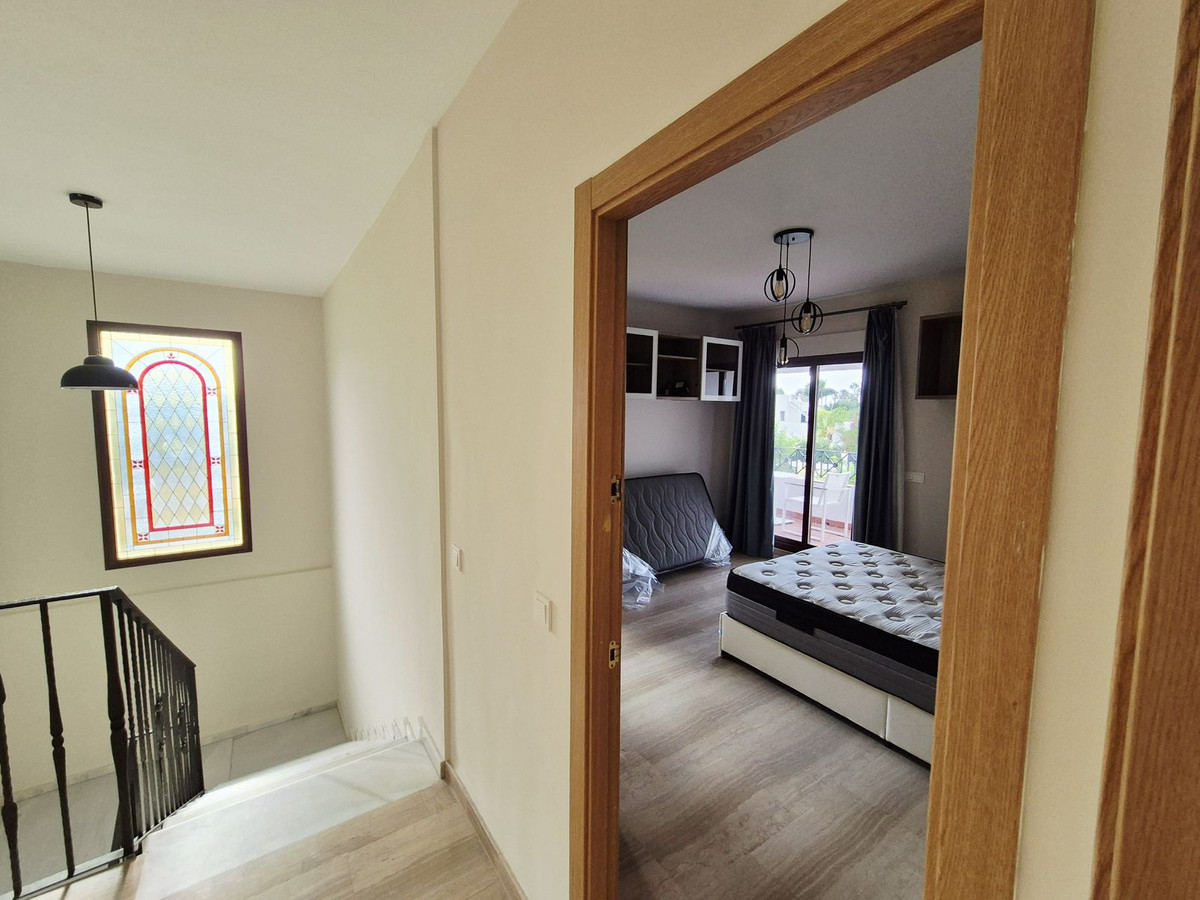 4 Bedroom Villa in San Pedro de Alcántara - Photo 42
