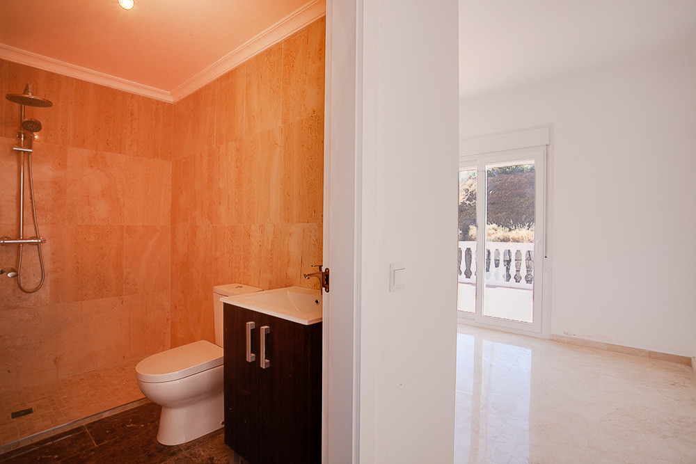 4 Bedroom Villa in Estepona - Photo 9