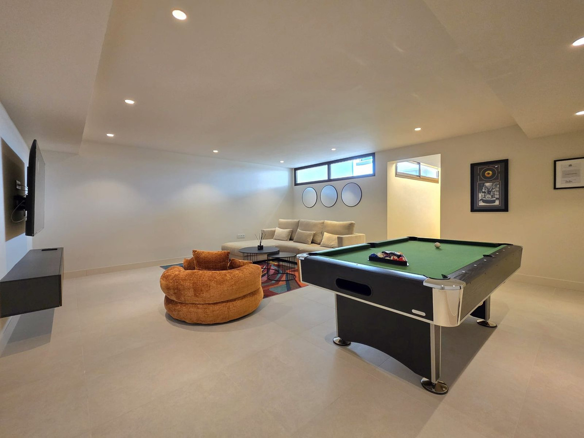 4 Bedroom Townhouse in Estepona - Photo 8