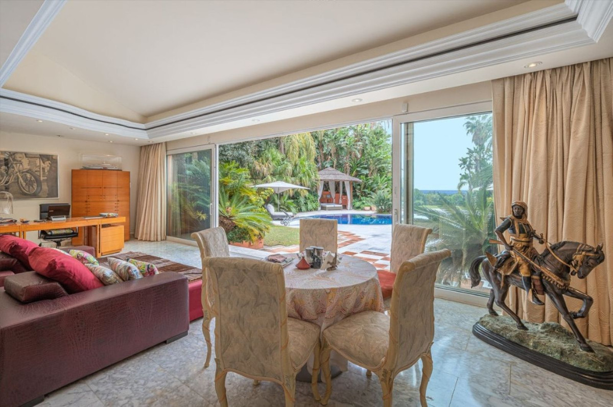 5 Bedroom Villa in Marbella - Photo 2