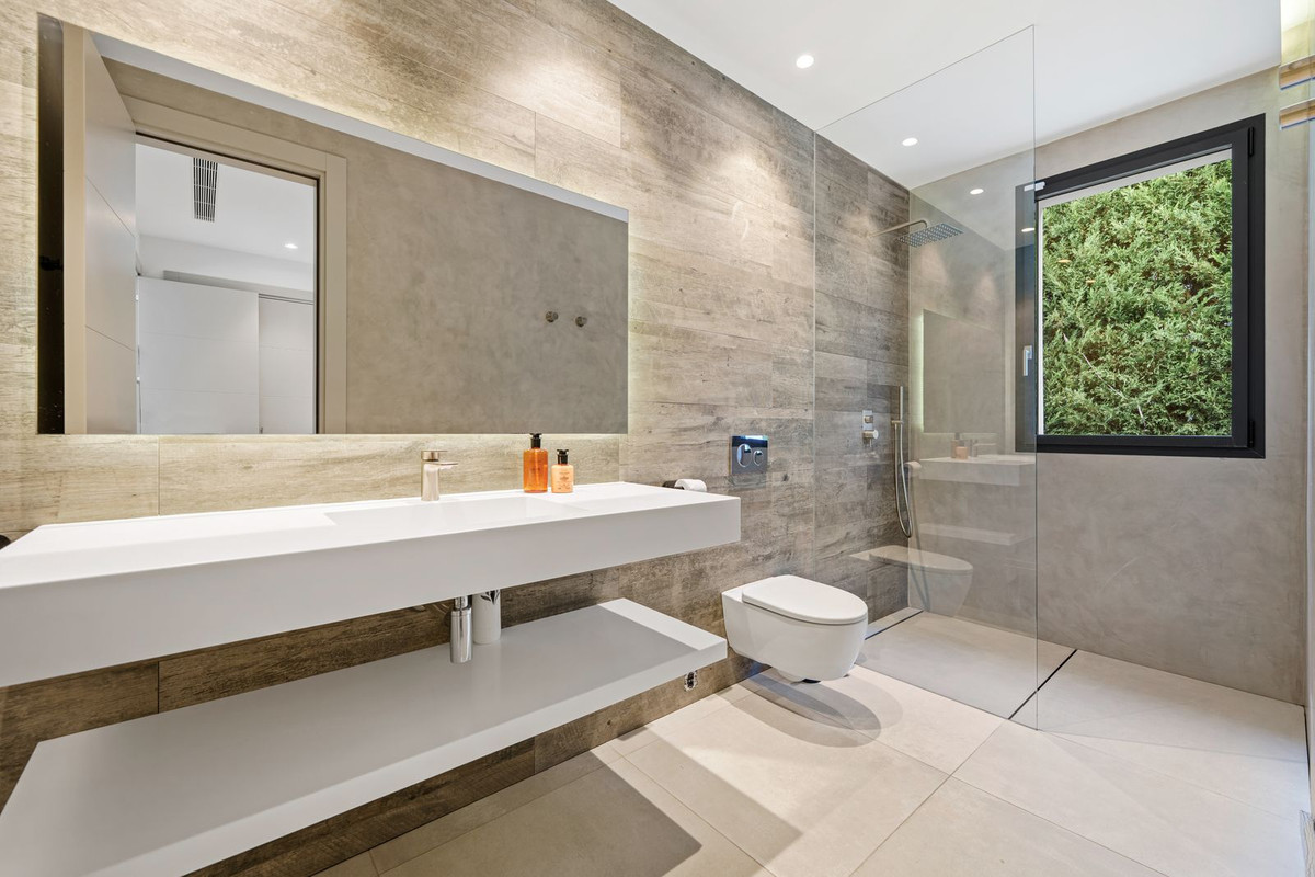 5 Bedroom Villa in Marbella - Photo 52