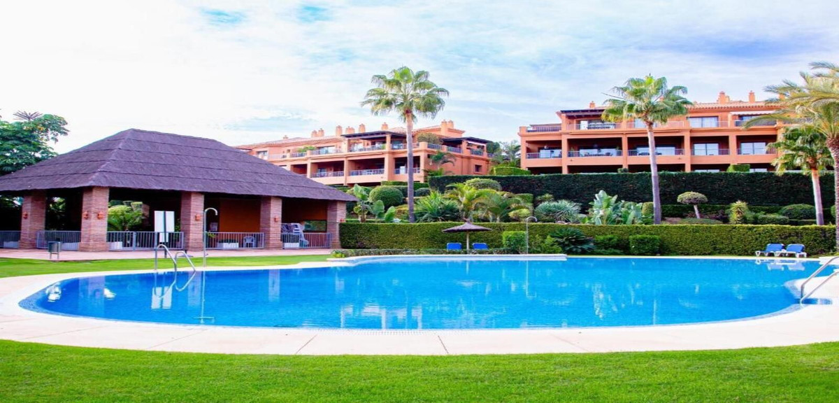 3 Bedroom Apartment in Estepona - Photo 2