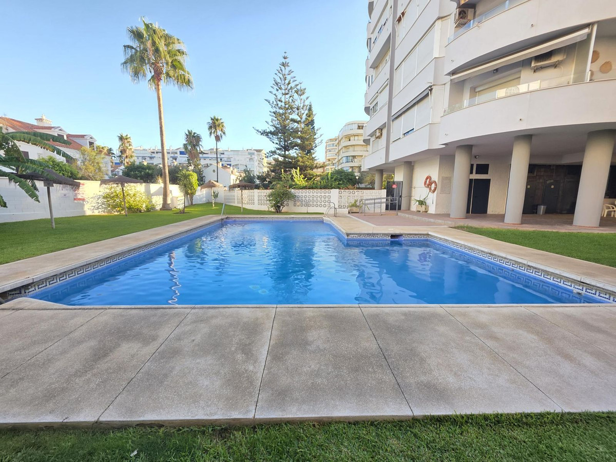 2 Bedroom Apartment in Fuengirola - Photo 2