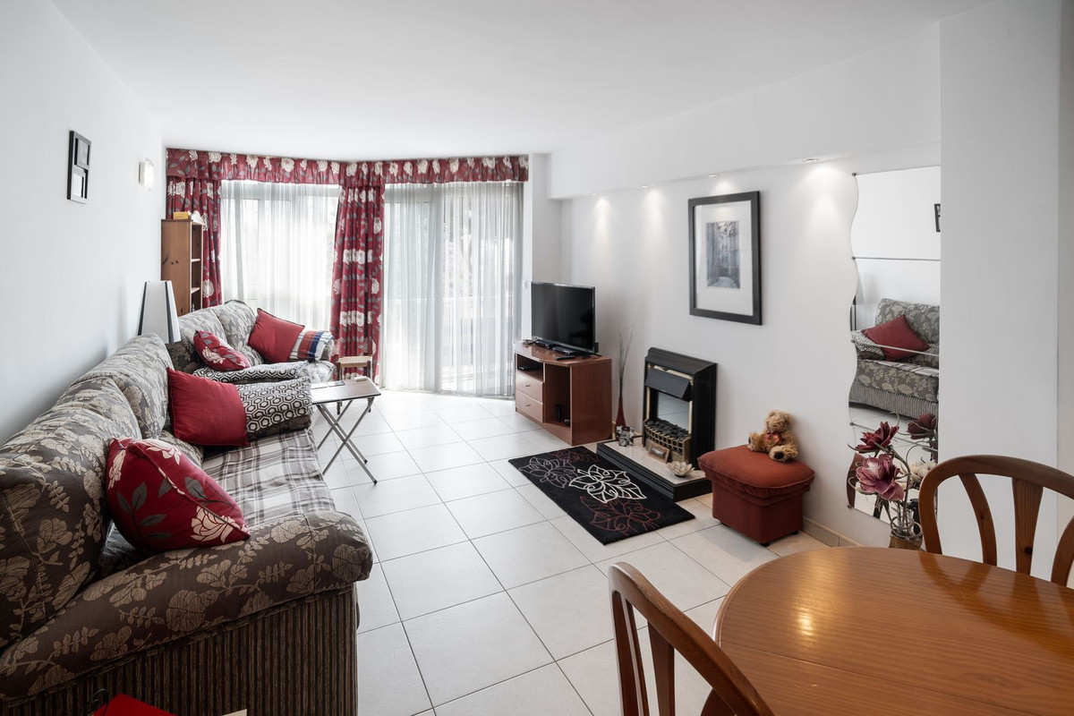 2 Bedroom Apartment in Benalmádena - Photo 4