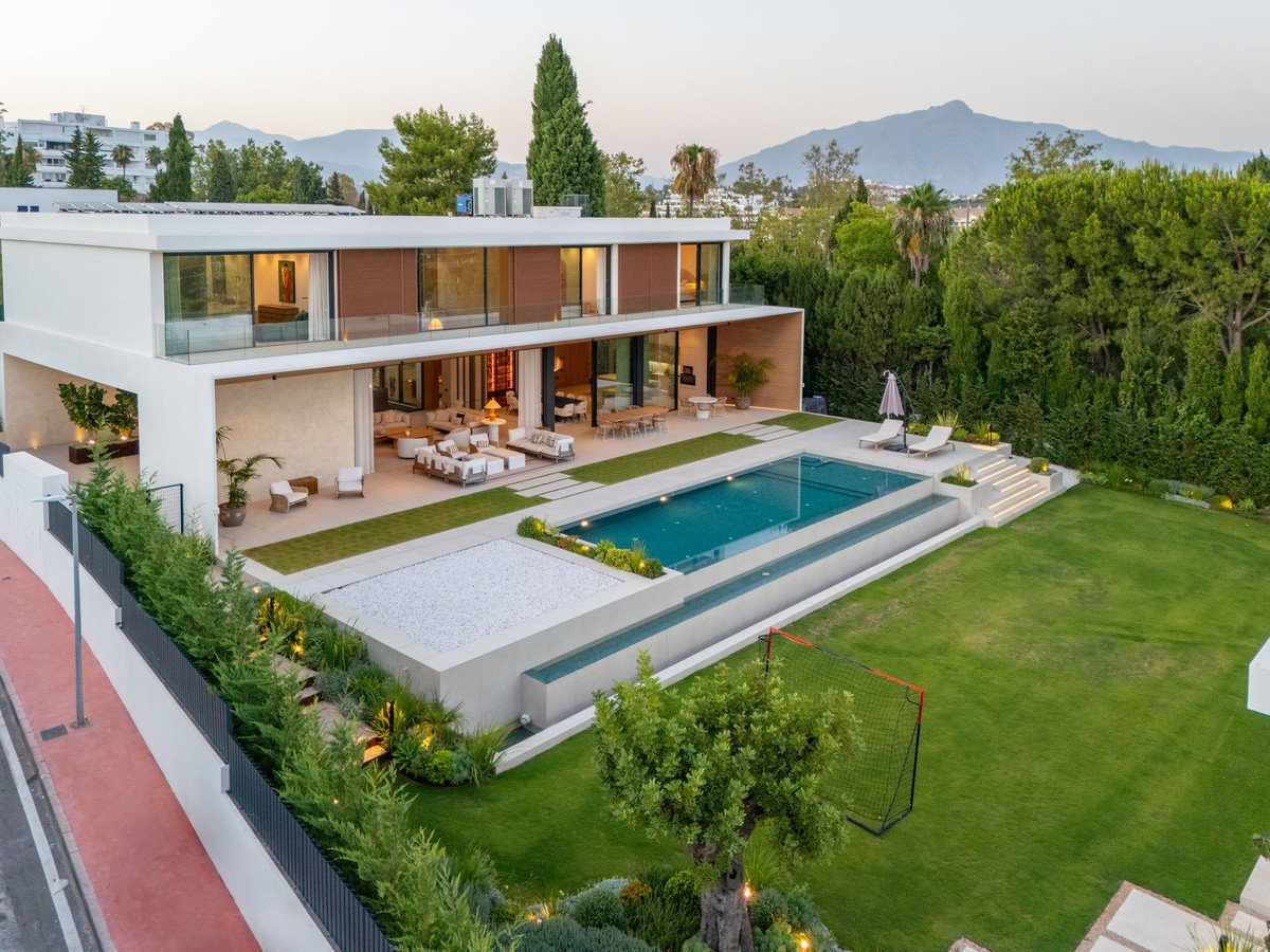 6 Bedroom Villa in San Pedro de Alcántara - Photo 26