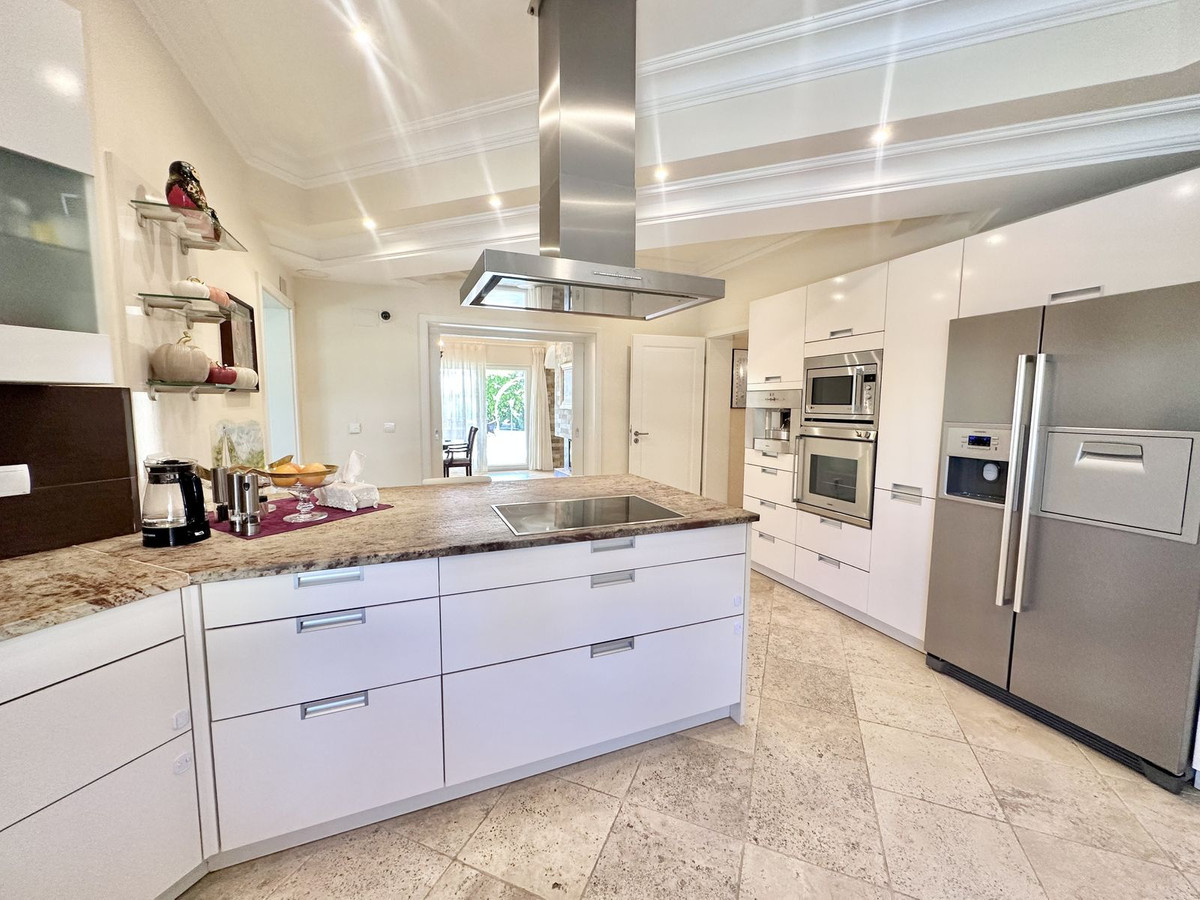 6 Bedroom Villa in Marbella - Photo 18