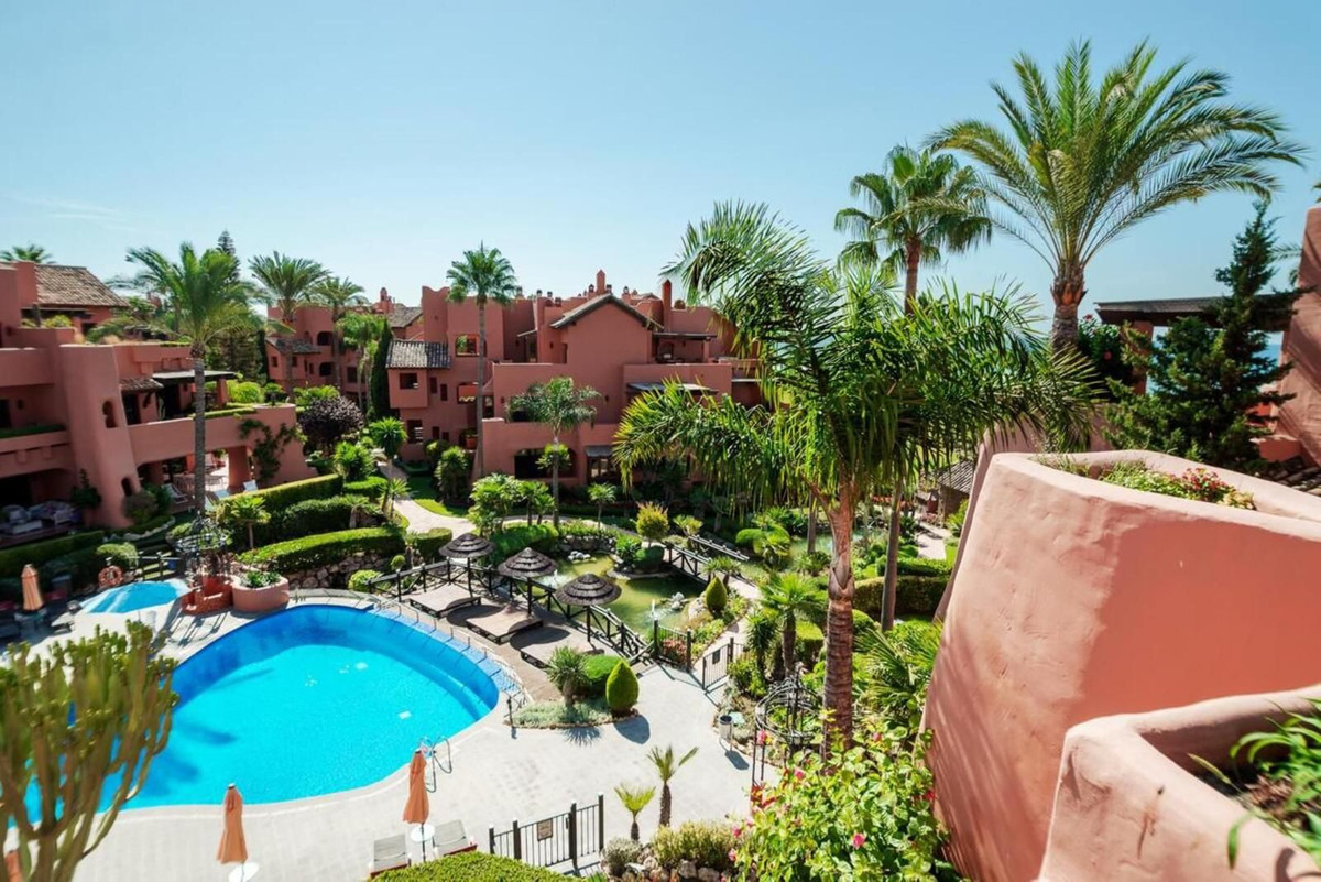 3 Bedroom Penthouse in Estepona - Photo 6