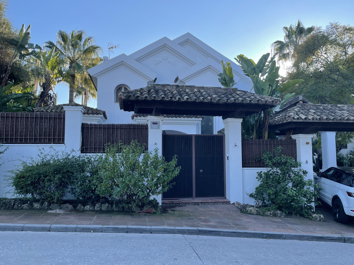 4 Bedroom Villa in Marbella - Photo 12