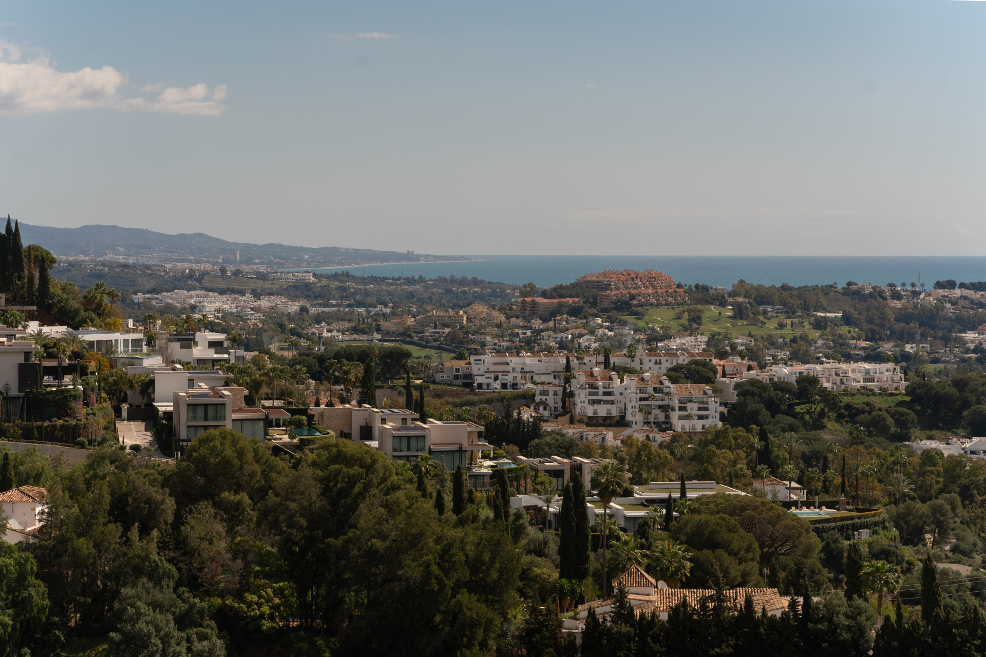 4 Bedroom Townhouse in Benahavís - Photo 2