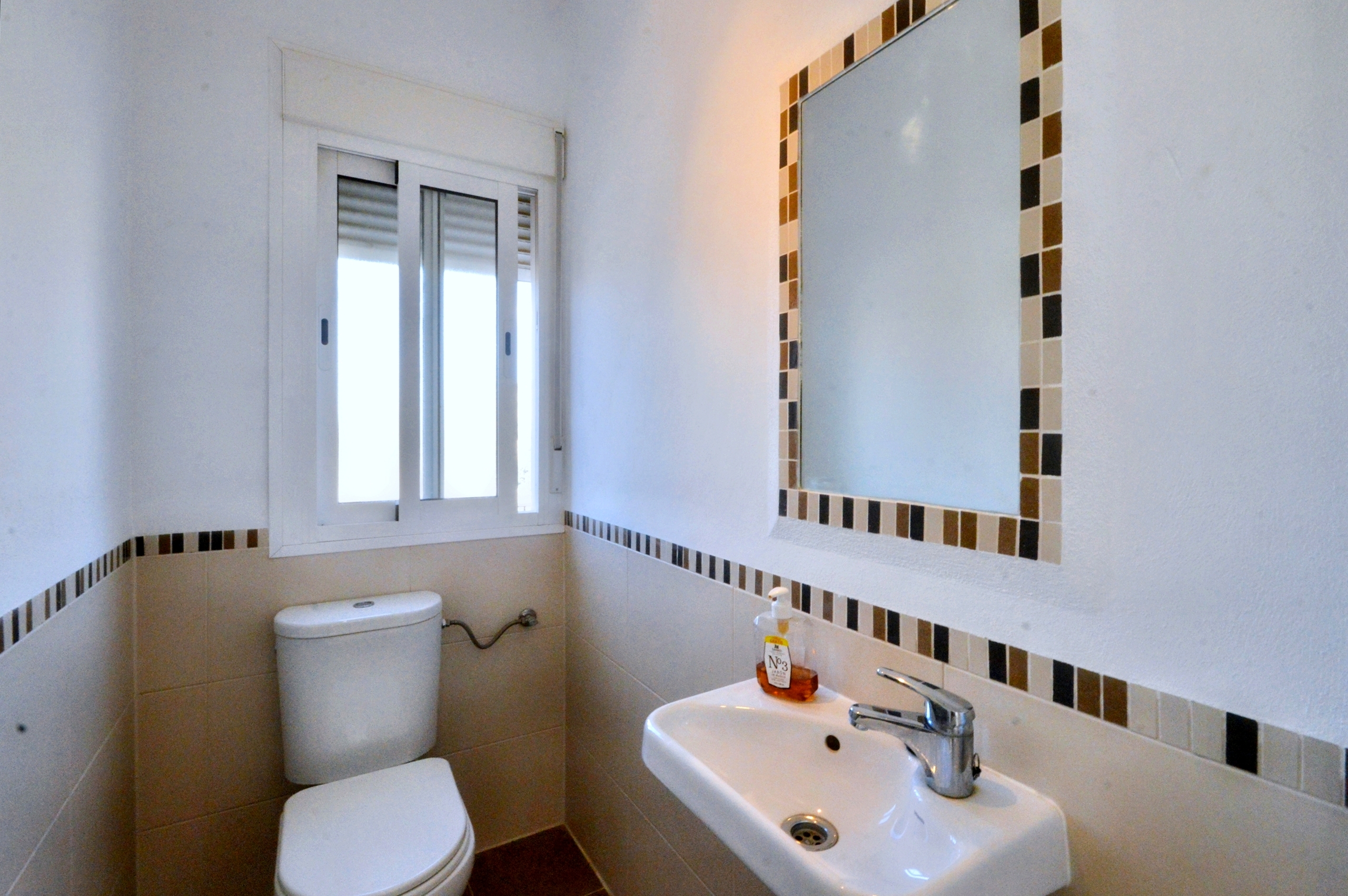 Chalet de 4 dormitorios con piscina en Granada – Foto 7