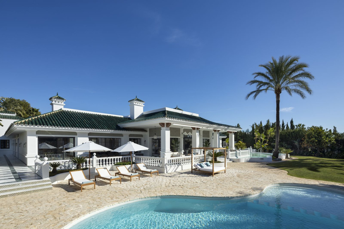 12 Bedroom Villa in Marbella - Photo 2