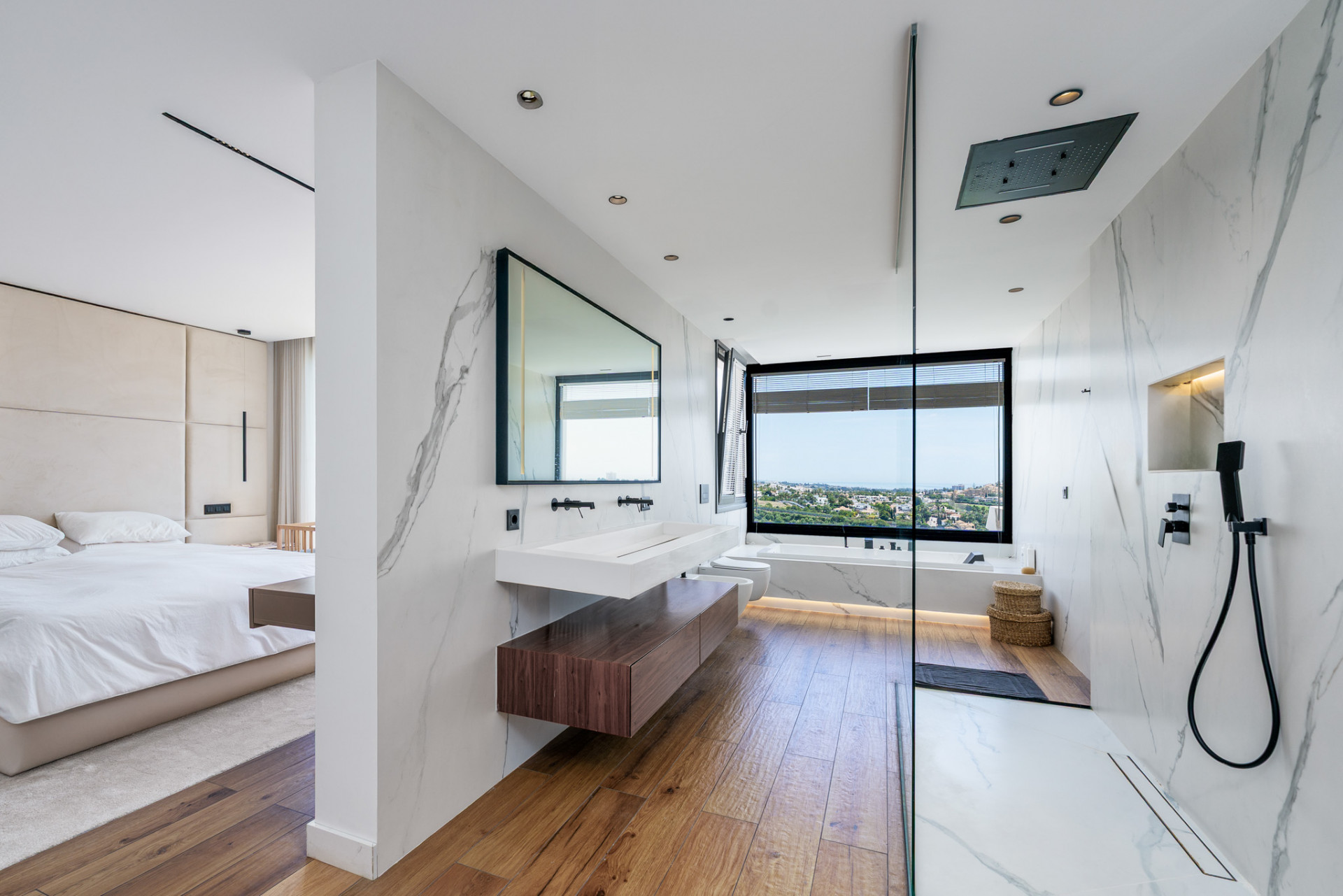 4 Bedroom Townhouse in Benahavís - Photo 5