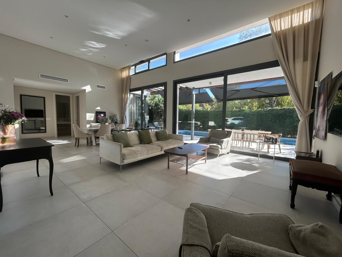 4 Bedroom Villa in Estepona - Photo 5