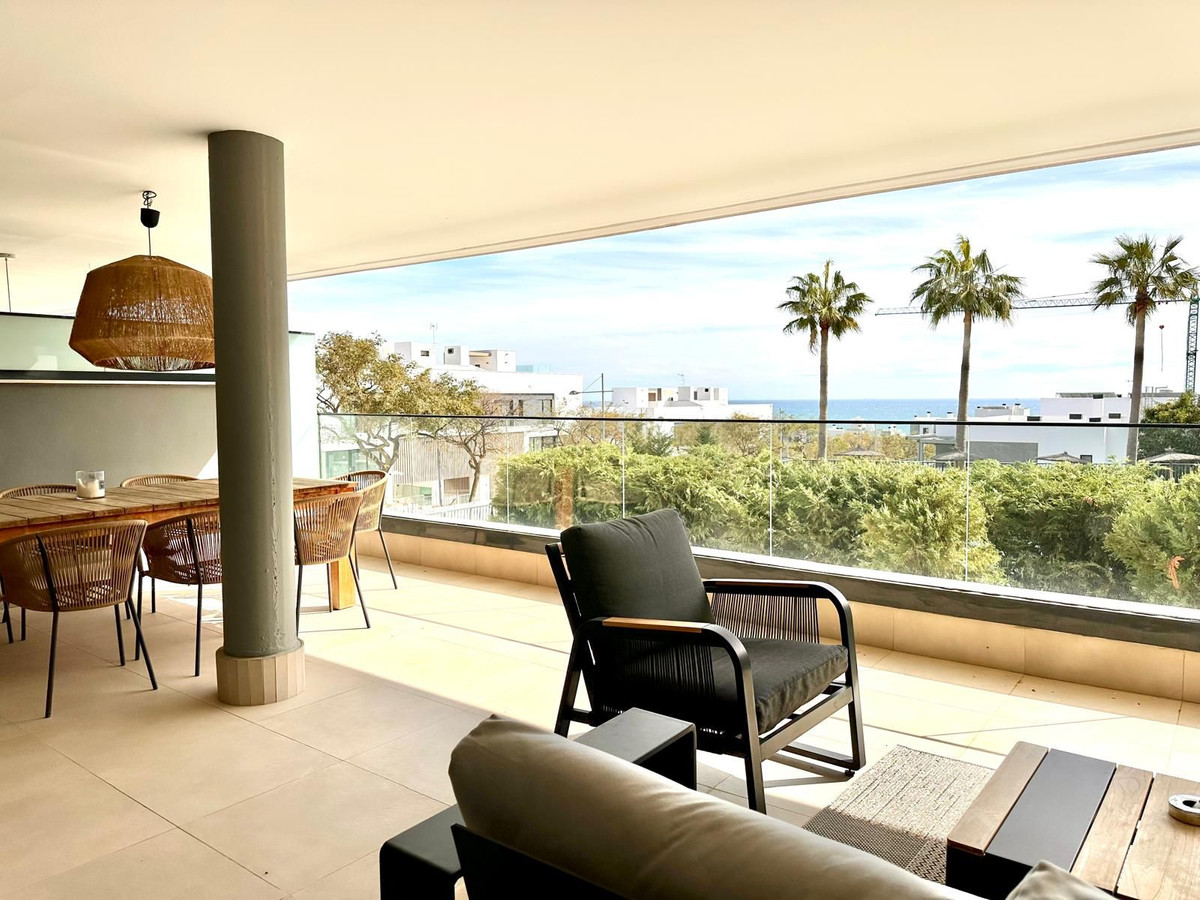 4 Bedroom Apartment in Estepona - Photo 2
