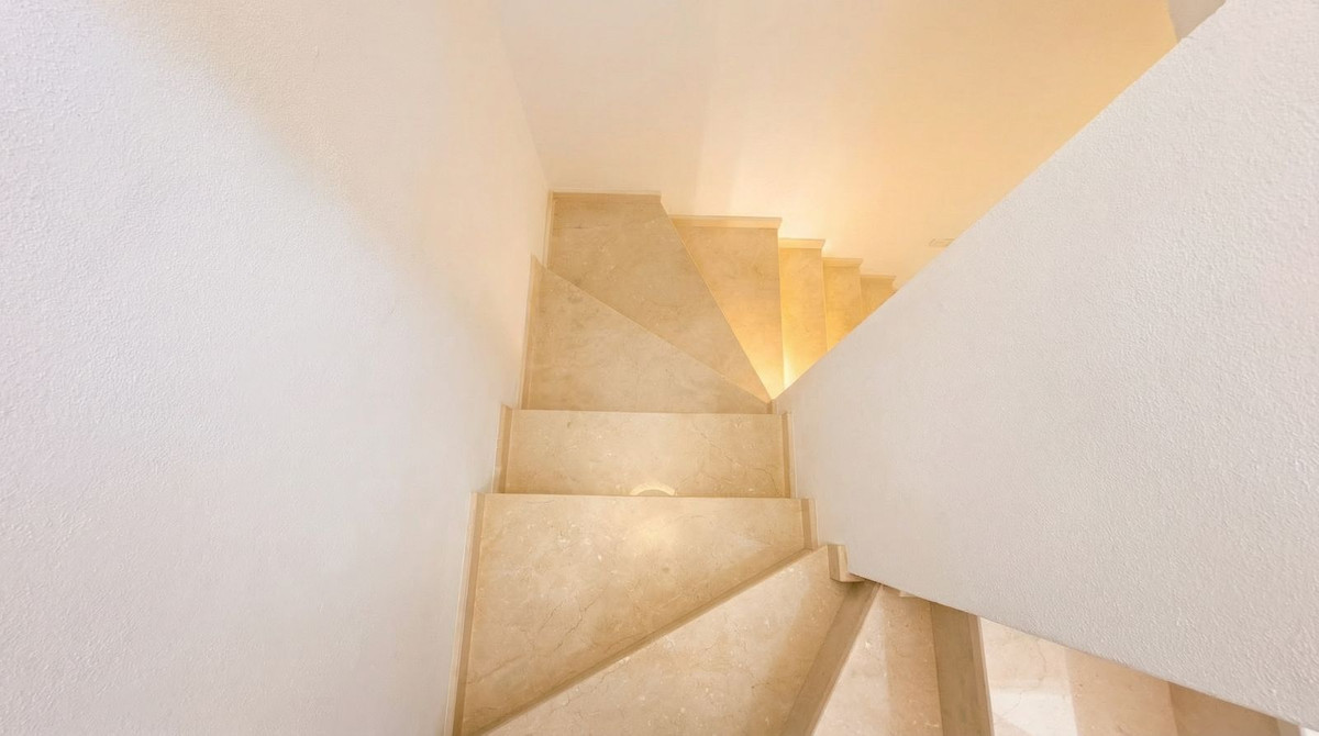 Chalet de 4 dormitorios con piscina en Málaga – Foto 20