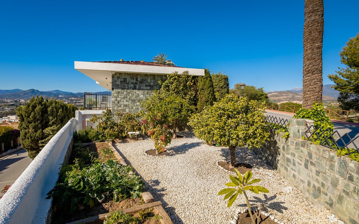 4 Bedroom Villa in Marbella - Photo 32