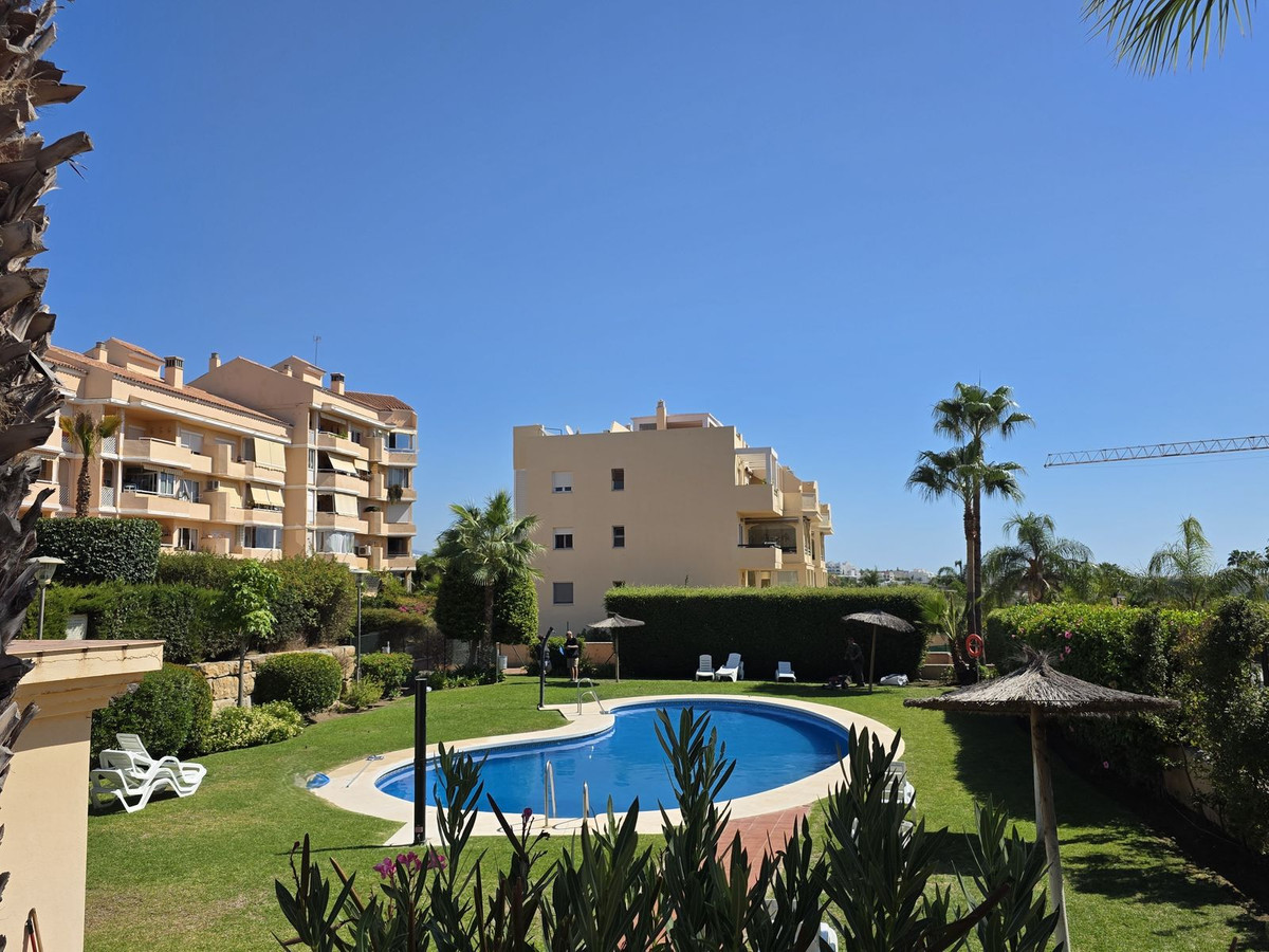 3 Bedroom Apartment in Estepona - Photo 2