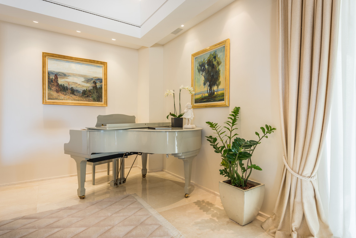 9 Bedroom Villa in Marbella - Photo 18