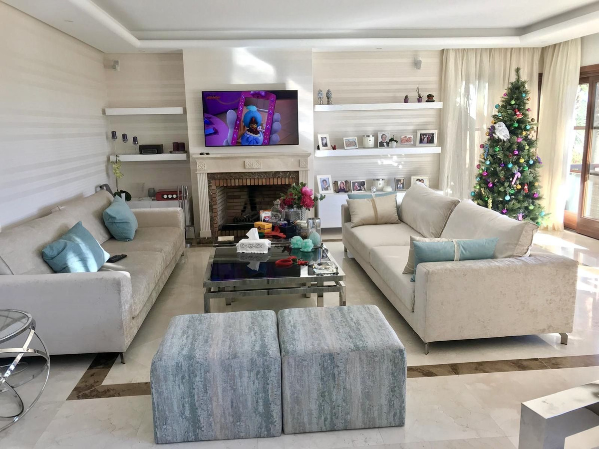 6 Bedroom Villa in Marbella - Photo 3
