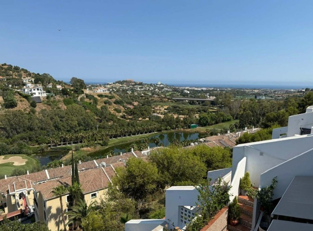 2 Bedroom Penthouse in Benahavís - Photo 2