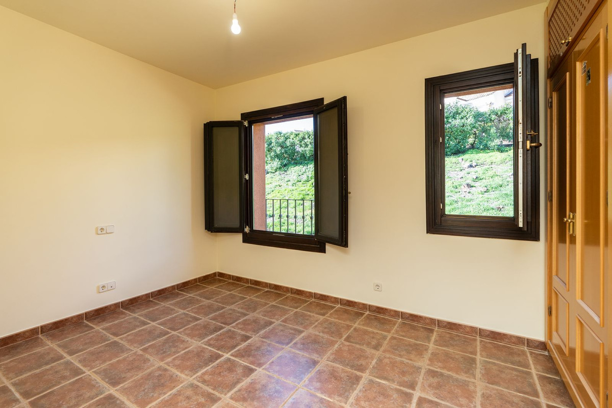 4 Bedroom Townhouse in Estepona - Photo 16
