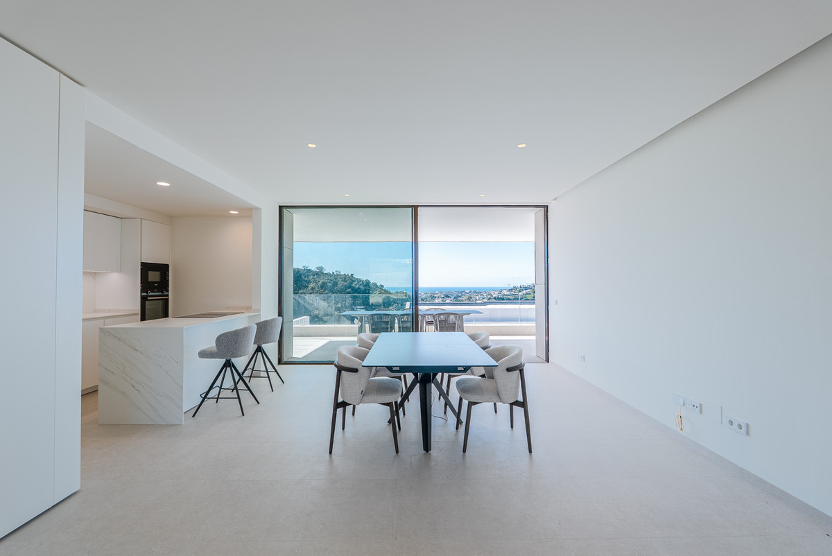 4 Bedroom Apartment in Benahavís - Photo 5