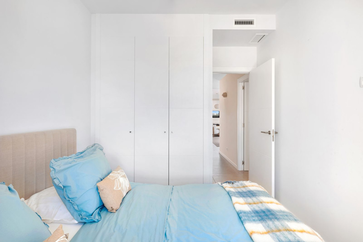 2 Bedroom Penthouse in Estepona - Photo 23