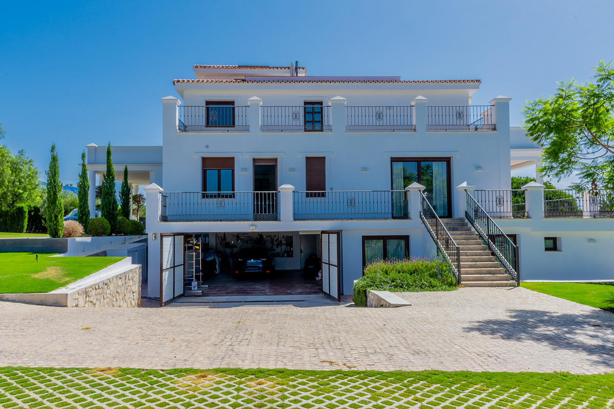 5 Bedroom Villa in San Pedro de Alcántara - Photo 5