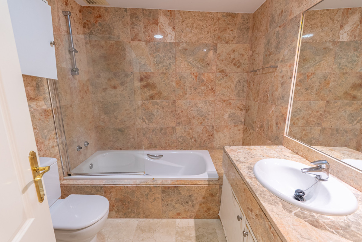 4 Bedroom Townhouse in Estepona - Photo 15