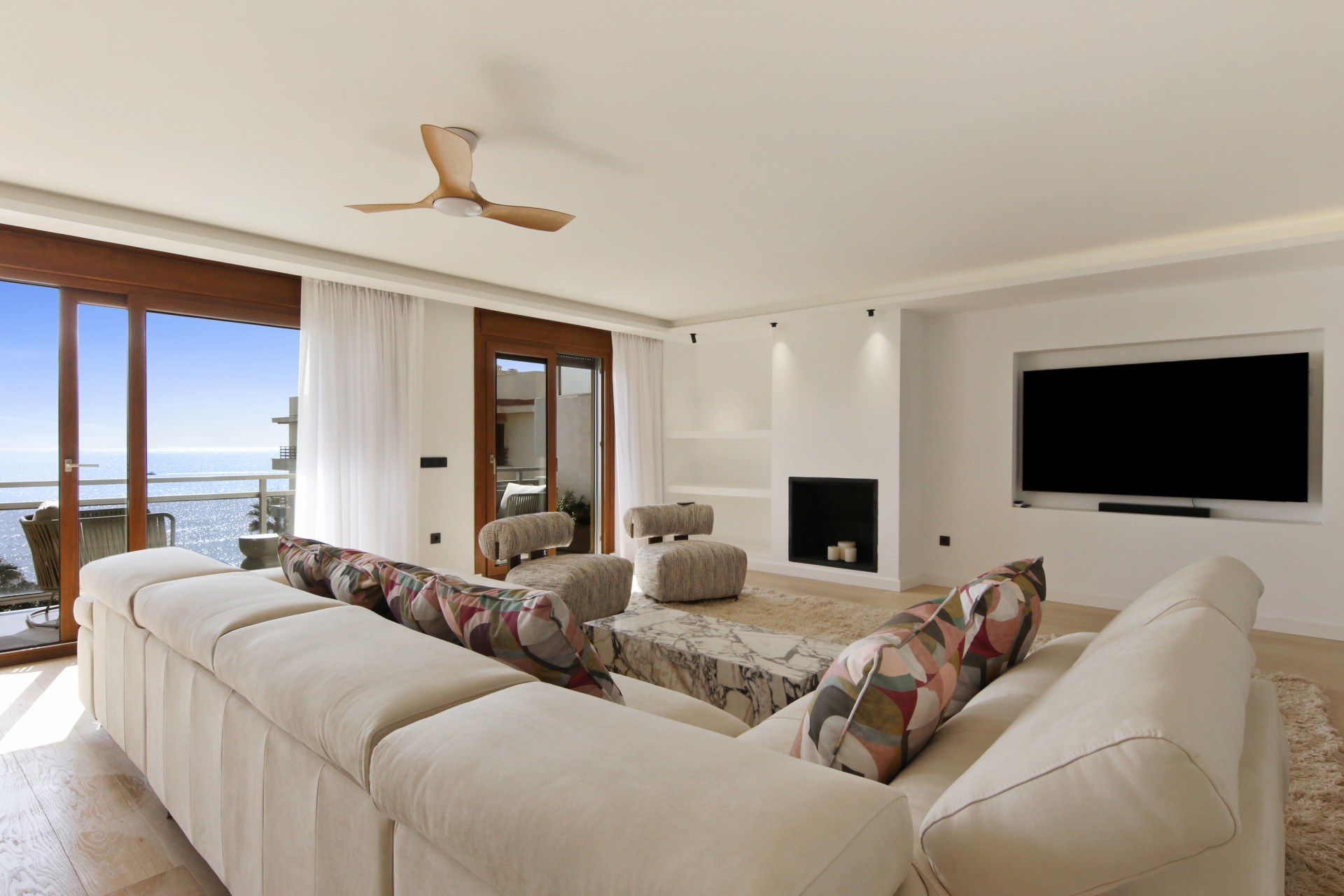 3 Bedroom Penthouse in Estepona - Photo 3
