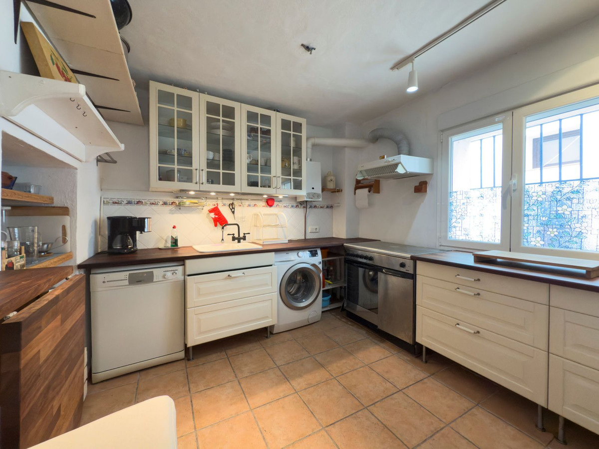 6 Bedroom Townhouse in Tolox - Photo 3