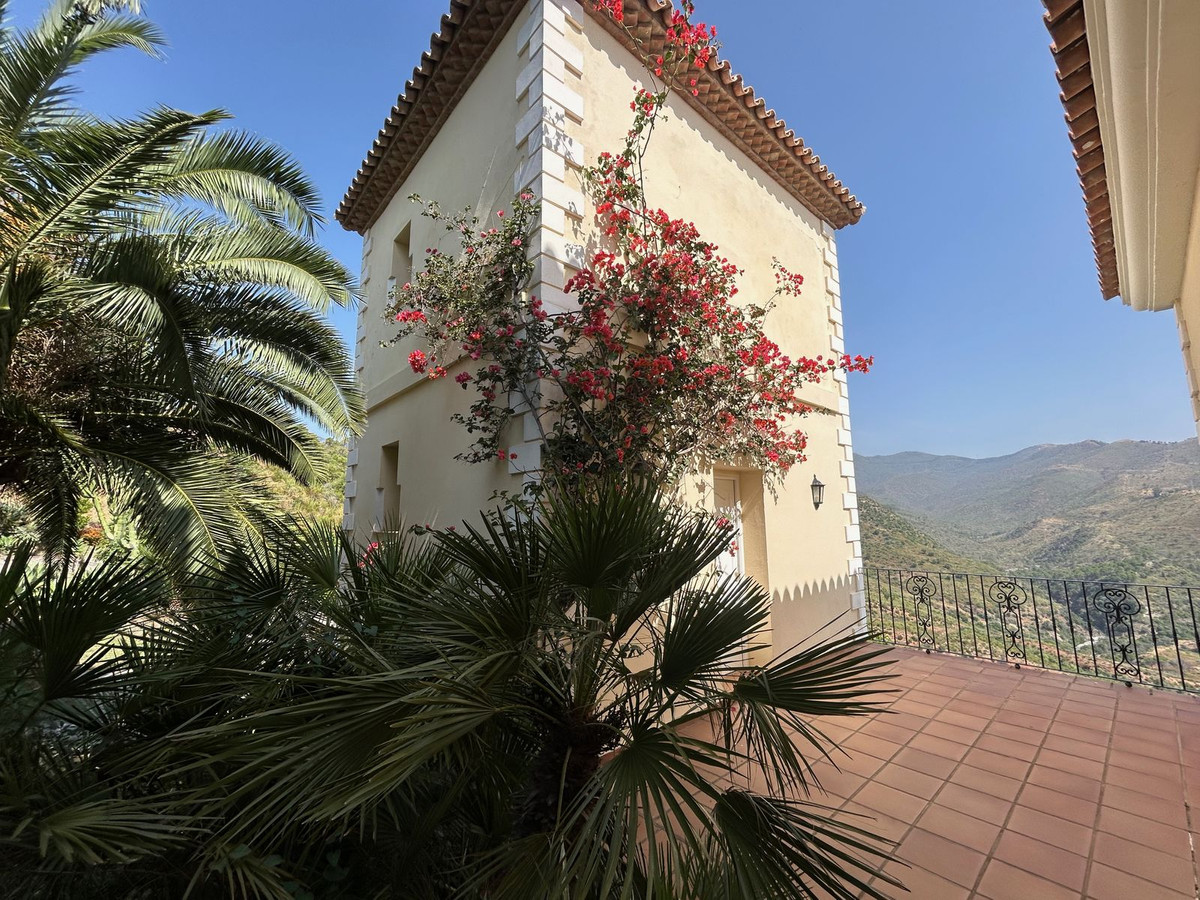 7 Bedroom Villa in Estepona - Photo 29